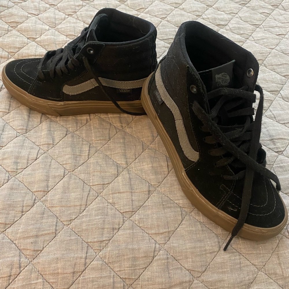Black Sk8 Hi vans, men’s size 5
